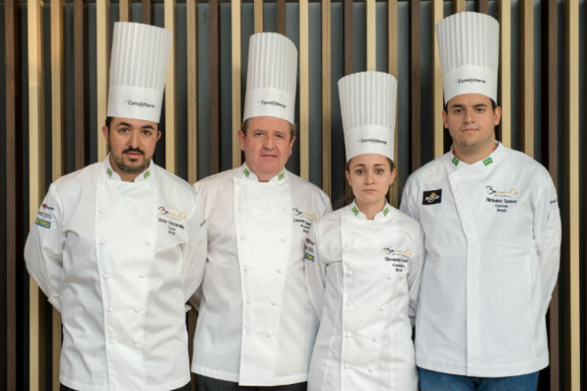 Victor Vasconcellos, treinador de Giovanna durante a competição; Laurent Suaudeau, represente do Instituto Paul Bocuse no Brasil e responsável por ajudar a chef a se preparar a competição; Giovanna Grossi e Rodrigo Santos, do Hotel Hyatt, em São Paulo, que foi chef assistente de Giovanna no Bocuse d'Or.  Foto: Divulgação Bocuse d'Or/Sirha.