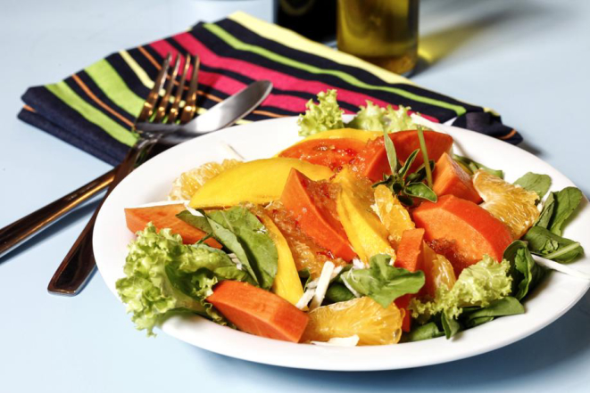 Ensalada Tropical, que leva palmito, manga, mamão, laranja, rúcula, agrião, molho de geleia de dedo de moça e castanha de caju (R$ 20). Foto: André Rodrigues.