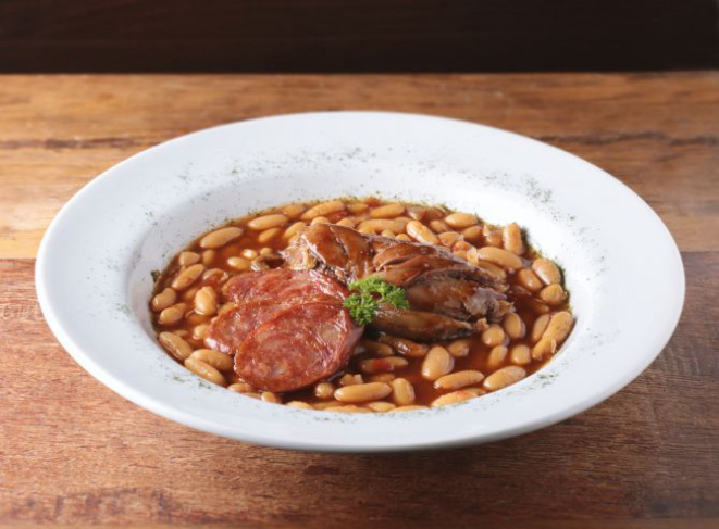 Cassoulet (R$  89), feijões brancos, confit de pato e paio, especialidade do Sudoeste da França. Foto: Divulgação.<br>