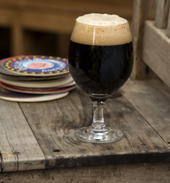 Cervejas escuras são encorpadas, alcoólicas e dependendo do estilo tem notas de chocolate amargo, toffee, caramelo, cacau e café. Foto: Alexandre Mazzo/Gazeta do Povo.