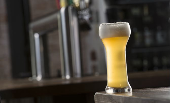 Weiss Bier é feita de trigo e a presença de leveduras pode torná-la muito turva. Tem aroma frutado, com notas de banana, cravo, noz-moscada, levemente defumada e até de baunilha. 