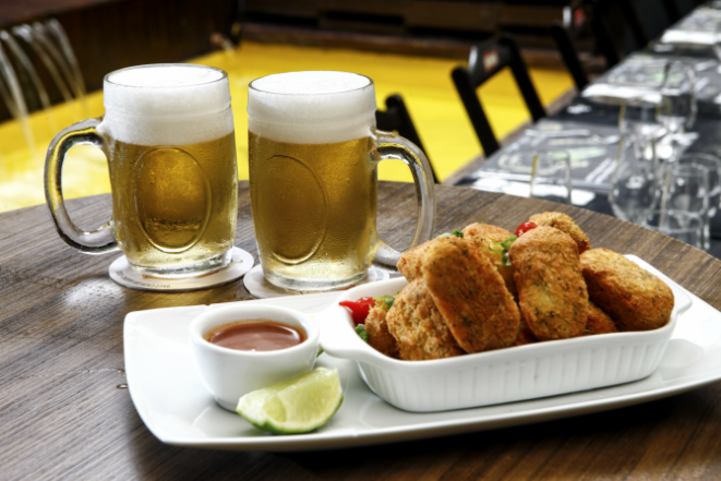 Chope mais porção de bolinhos de bacalhau para dividir com um amigo. A combinação pode sair por R$ 25 por pessoa, já com double de chope. Foto: Andre Rodrigues