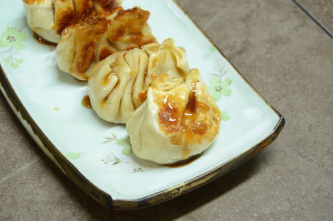 Dumplings, pasteizinhos com recheios variados, são o carro-chefe do bar. Foto: Ana Paula Guimarães/Gazeta do Povo.