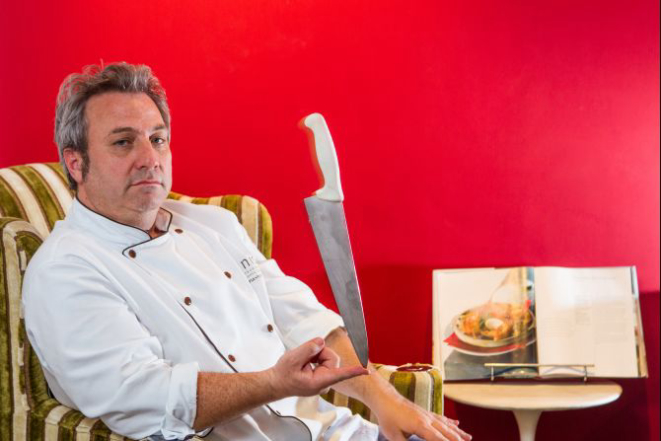 O chef Flavio Frenkel, especializado na charcutaria e na valorização dos ingredientes locais, é dono do Anis Gastronomia e do Anis Presto. Foto: Brunno Covello/Gazeta do Povo.