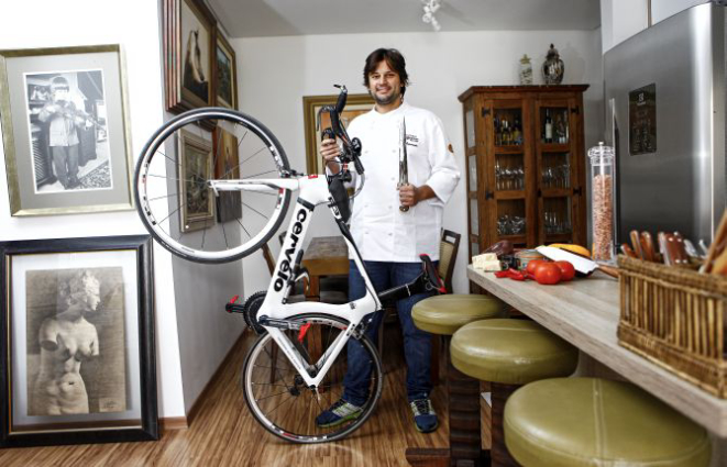 Eleito Chef 5 Estrelas em 2016, Dudu Sperandio é dono de três restaurantes e apaixonado por bicicleta.  Foto: André Rodrigues/Gazeta do Povo.