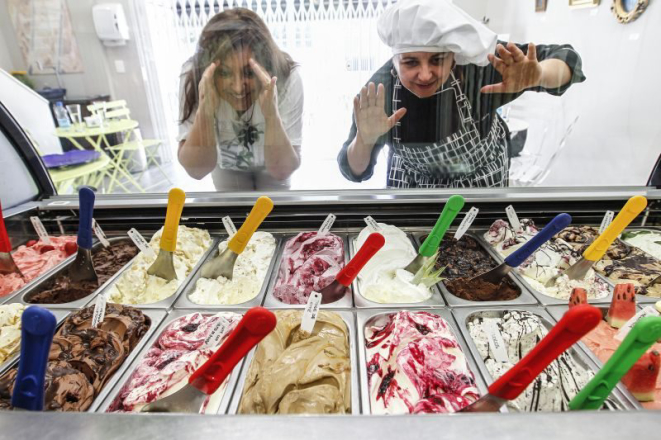 As irmãs Gisele e Desirée Sessegolo, proprietárias da Gelarteria.