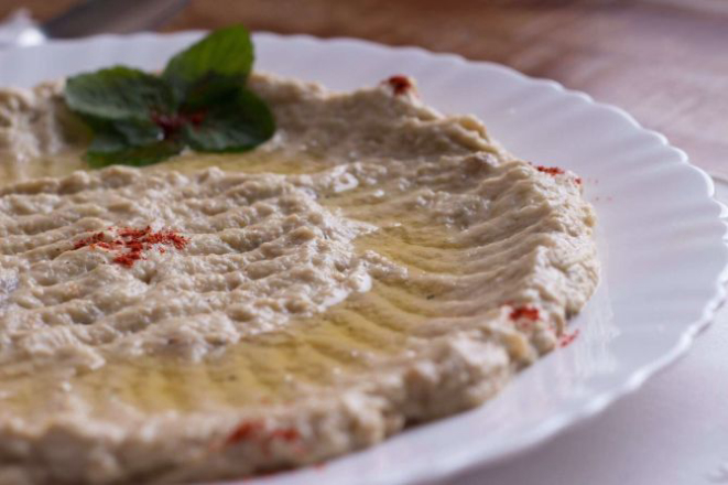 Hommus, pasta de grão de bico (R$ 15, 200 g); a casa serve também outras pastas como babaganouch (berinjela) e coalhada. Foto: Divulgação.