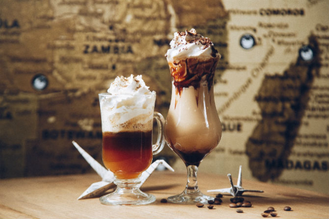 Irish Coffee e Coffee Shake, duas opções que participam da promoção do double de café. Foto: Divulgação.