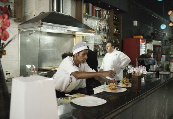 Chef Erick Jacquin tenta dar um jeito na desorganização da hamburgueria Hooker. Foto: Divulgação.