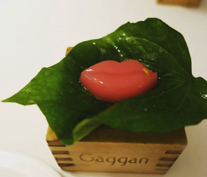 Um "beijo de boas-vindas" era o primeiro prato servido no menu de 2016 no Gaggan, restaurante do chef indiano Gaggan Anand em Bangkok, na Tailândia. Foto: Reprodução/Instagram