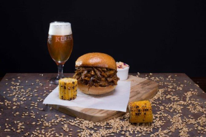 Sanduíche de pulled pork, peito bovino desfiado e marinado na cerveja. Foto: Divulgação.