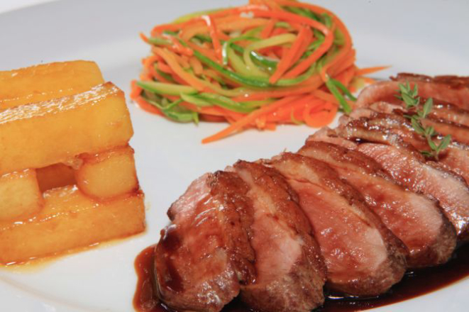 Magret de pato com julienne de legumes e torre de maçã caramelizada é um clássico da casa. Foto: Divulgação.