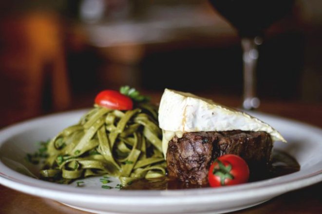 Mignon com brie e tagliatelle verde na manteiga, novidade da Cantina do Délio. Foto: Hayza Ramos/Divulgação.