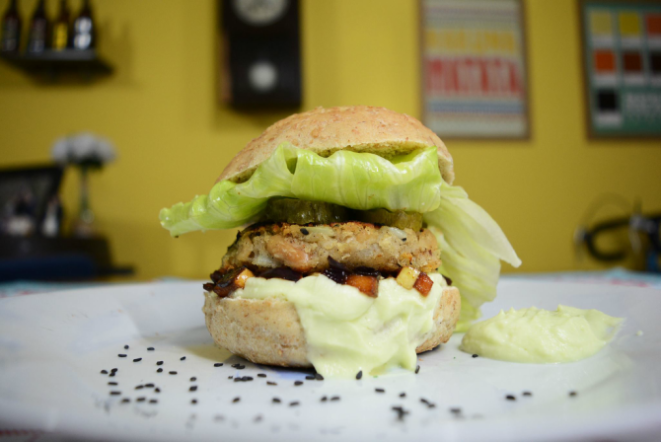 Hambúrguer de feijão branco argentino com gergelim preto. Foto: Divulgação