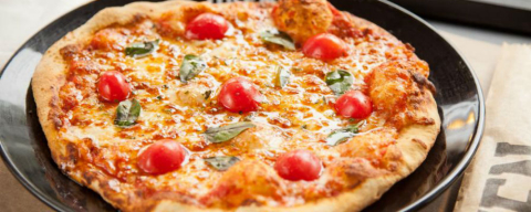 Compra um leva dois: pizzaria e cafeteria de Curitiba fazem promoção