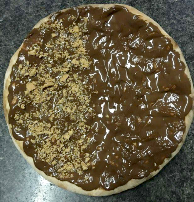 Pizza metade chocolate, metade chocolate com paçoca. Foto: Divulgação 