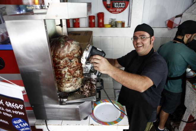 Kostas Frantzezos aprendeu as receitas durante os anos em que morou na Grécia.  Foto: André Rodrigues/Gazeta do Povo.