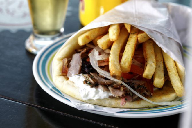 Gyros pita leva carne suína, tomate, cebola, fritas e molho à escolha.  Foto: André Rodrigues/Gazeta do Povo.