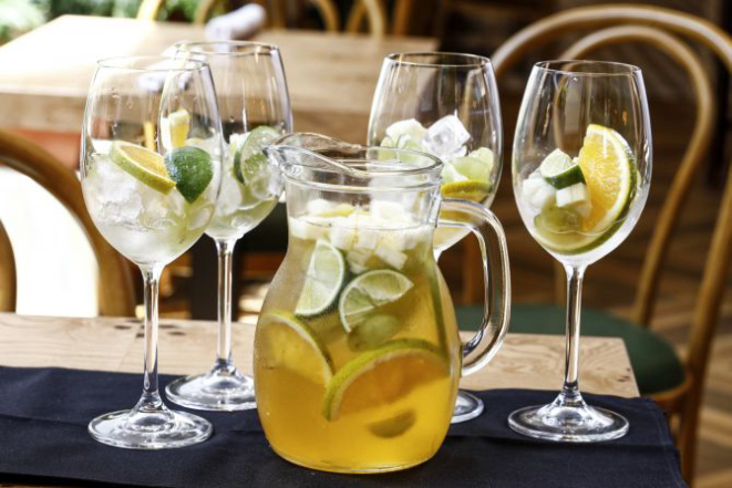 Sangria de vinho branco com frutas (R$ 60 a jarra).  Foto: André Rodrigues/Gazeta do Povo.