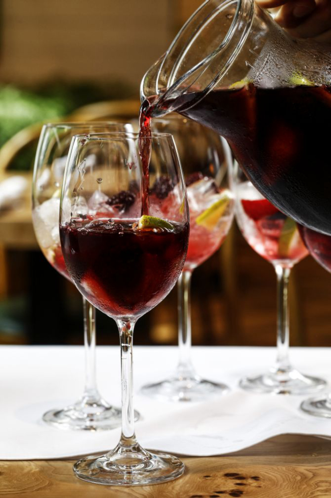 Sangria do Abbraccio com frutas vermelhas e vinho tinto (R$ 60 a jarra de um litro). Foto: André Rodrigues/Gazeta do Povo.