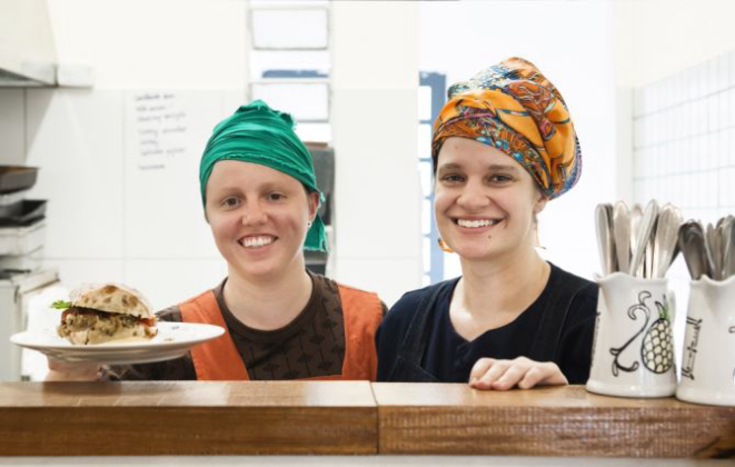 As cozinheiras Amanda Kosinski (à esquerda) e Camila Lovato. Foto: Letícia Akemi/Gazeta do Povo