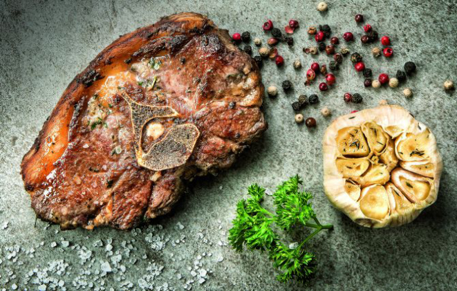 O double steak é a junção de dois t-bones e é ideal para fazer na grelha. Esse foi preparado por Edson Barros de Souza, proprietário da KF Grill. Foto: Letícia Akemi/Gazeta do Povo 