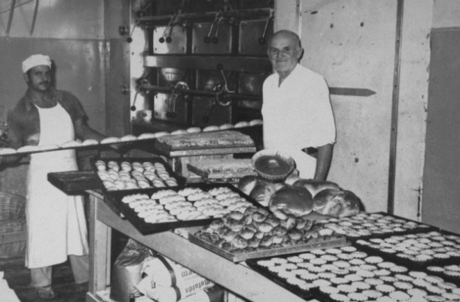 Otto Ewy e um funcionário da Empadinhas Otto em frente ao forno da casa, em Ponta Grossa. Foto: acervo familiar.