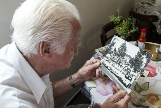 José Alfredo Ewy olha foto da sua turma do curso de fermentação e panificação que fez na década de 1960. Foto: Jonathan Campos.