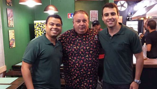 O chef Erick Jacquin, que apresenta o programa Pesadelo na Cozinha, e os sócios da hamburgueria The Burg One. Foto: Divulgação