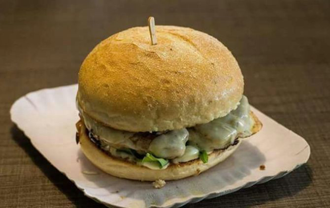 Hamburguer de javali do Savana Truck. Foto: Divulgação.