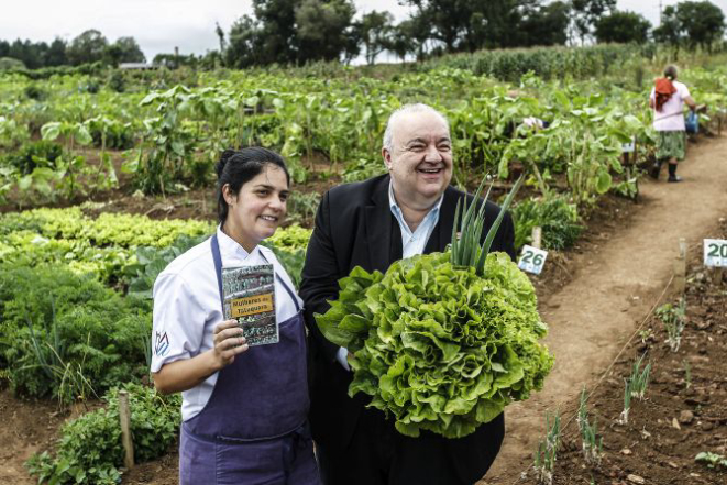 A chef Manu Buffara, do restaurante Manu, e o prefeito de Curitiba, Rafael Greca, durante o evento de lançamento do programa Horta Urbana. Foto: Jonathan Campos/Gazeta do Povo