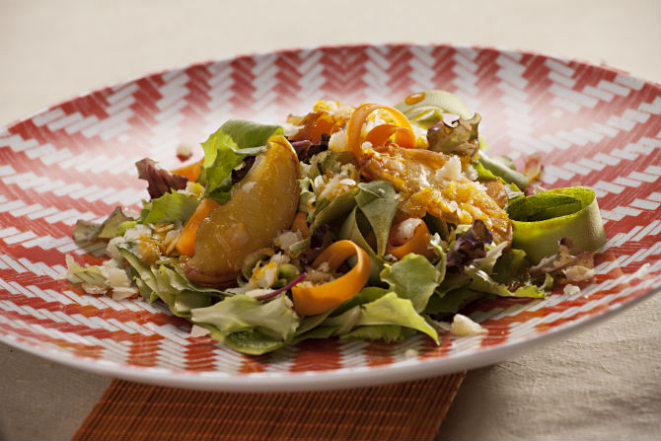 Para dar um toque diferente em saladas, carnes brancas e peixes, aposte no azeite de especiarias – o da chef Kika Marder leva curry, cominho, açafrão, páprica, pimenta e gengibre. Foto: Alexandre Mazzo.