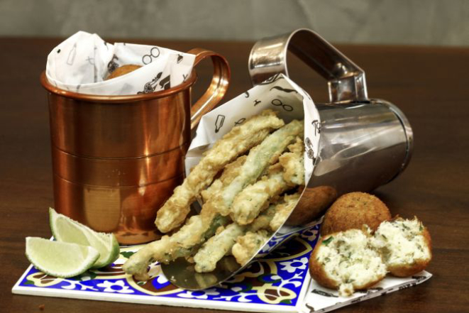 Bolinho de bacalhau e o vegetariano "Peixinho" da horta. Foto: André Rodrigues/Gazeta do Povo