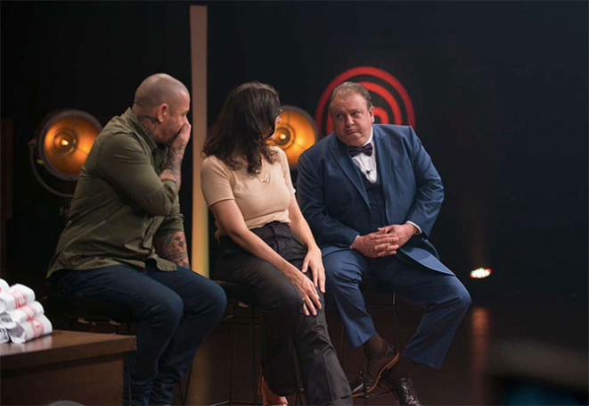 Os três jurados, Henrique Fogaça, Paola Carosella e Erick Jacquin, se preparam para provar os pratos dos competidores. Foto: Divulgação Band.