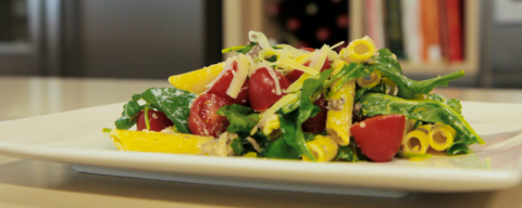 Nível fácil: aprenda a fazer salada de macarrão com rúcula