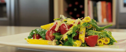 Receita: salada de macarrão com rúcula