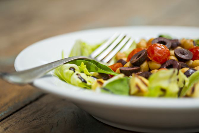 Salada Madero Veggie, com grão-de-bico e queijo coalho grelhado. Foto: Nilo Biazzetto/Divulgação