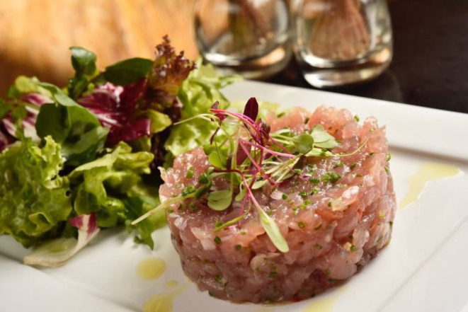 Tartare de atum com salada. Todos os pratos têm um toque de trufas. Foto: Divulgação