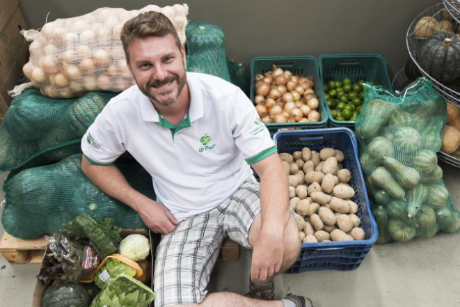 James Mordaski, da Up Fruit, é o responsável pela venda e entrega de hortaliças orgânicas para atacado e varejo. Foto: Letícia Akemi/Gazeta do Povo