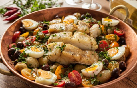 Aulas gratuitas ensinam a fazer bacalhoada e sobremesas de Páscoa