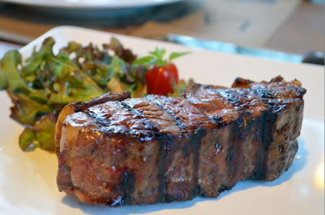 No bife de chorizo, como este do restaurante La Linda, a gordura fica na lateral. A peça é retirada do miolo do contrafilé, na parte traseira do animal. Foto: divulgação