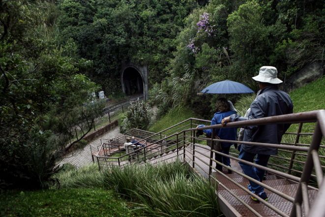 Descida até a entrada da Cave - lugar está a 10 km do Pico Morumbi. Foto: André Rodrigues / Gazeta do Povo