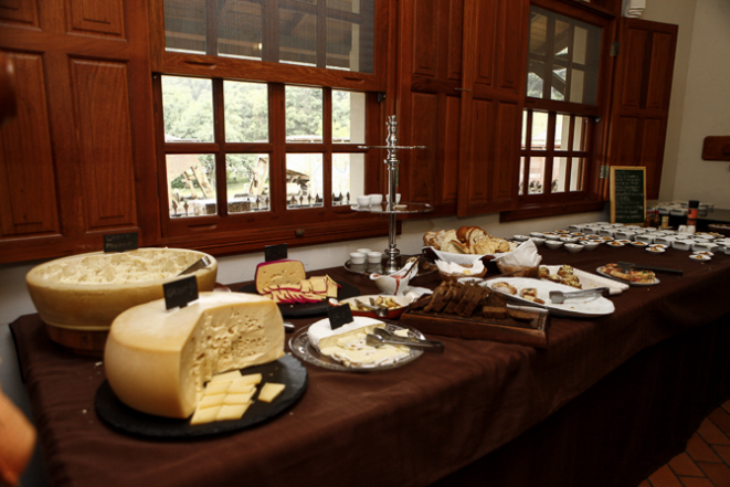 O almoço tem queijos e pratos em estilo finger food feitos por Rosi Mari Portugal. Foto: André Rodrigues / Gazeta do Povo