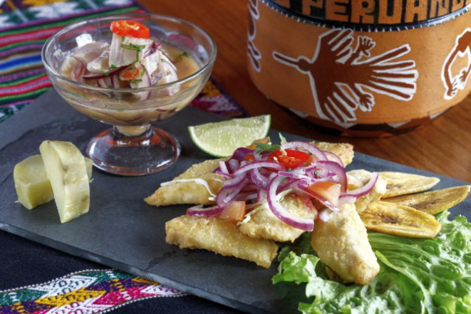 Combinado com ceviche e isca de tilápia empanada.  Foto: André Rodrigues / Gazeta do Povo.