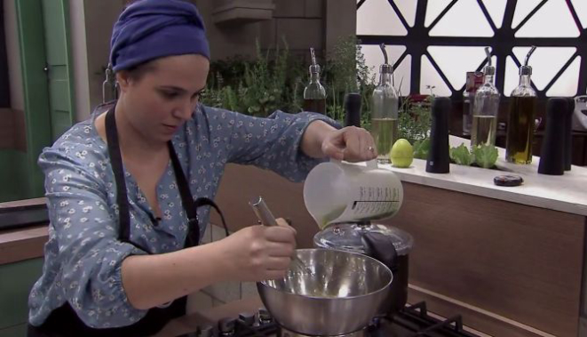 Fernanda Zacarias preparando um molho bérnaise com erva-mate durante o The Taste Brasil. Foto: Reprodução/GNT