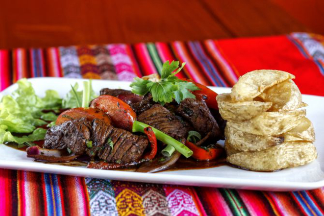 Lomo saltado: cubos de mignon com legumes e fritas rústicas.  Foto: André Rodrigues / Gazeta do Povo.