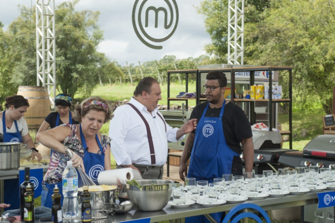 Jacquin orienta Leonardo. Desde o início, ele comentou que o cardápio estava muito "inverno" para o dia. Foto: Comunicação Band/ Divulgação