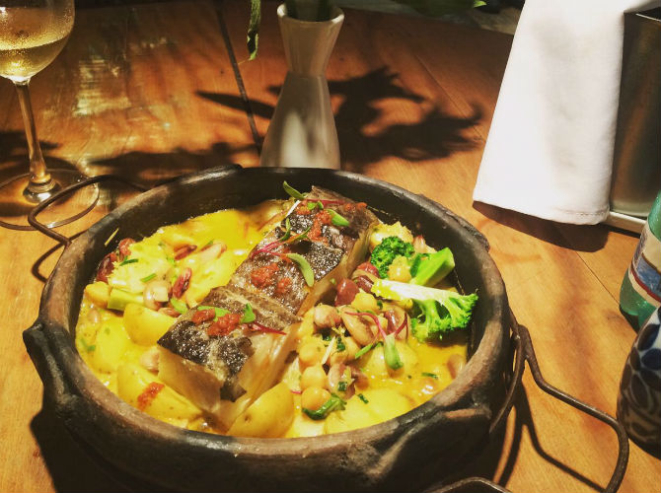 Bacalhau do Mukeka na panela de barro com favas, grão de bico e batata bolinha. Foto: Divulgação.