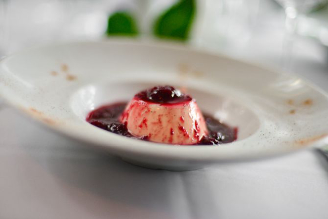 Panna cotta com calda de frutas vermelhas. Foto: Jennyfer Almeida/Divulgação