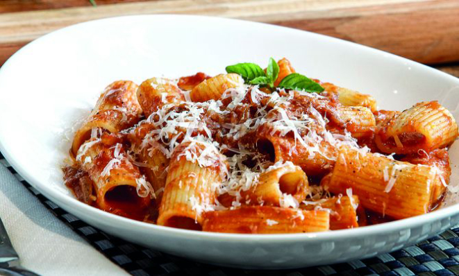 Rigatoni com guanciale preparado pela chef Fernanda Zacarias. Foto: André Rodrigues/Gazeta do Povo